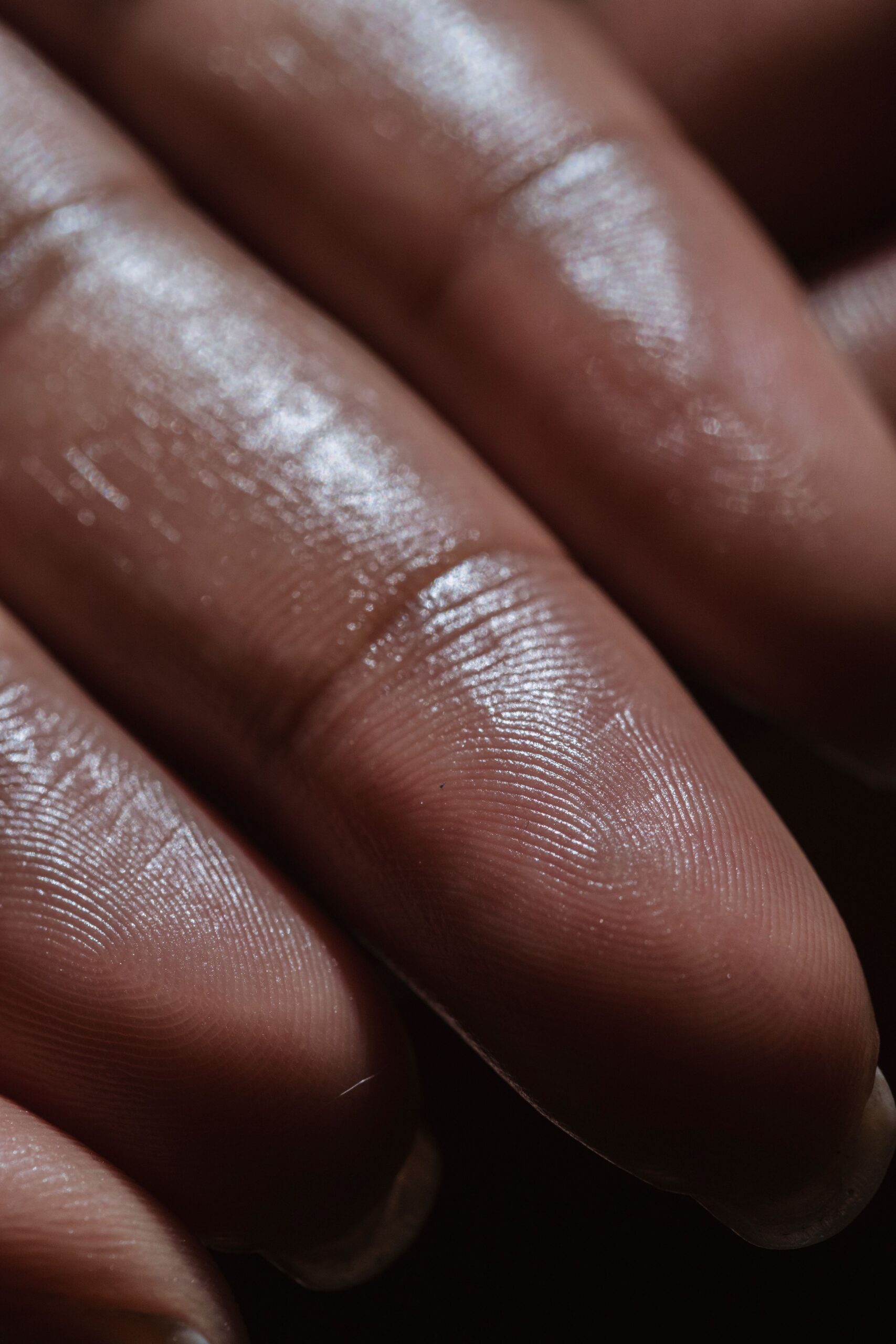 Gros plan sur une main africaine lors d'un controle d'acces biometrique