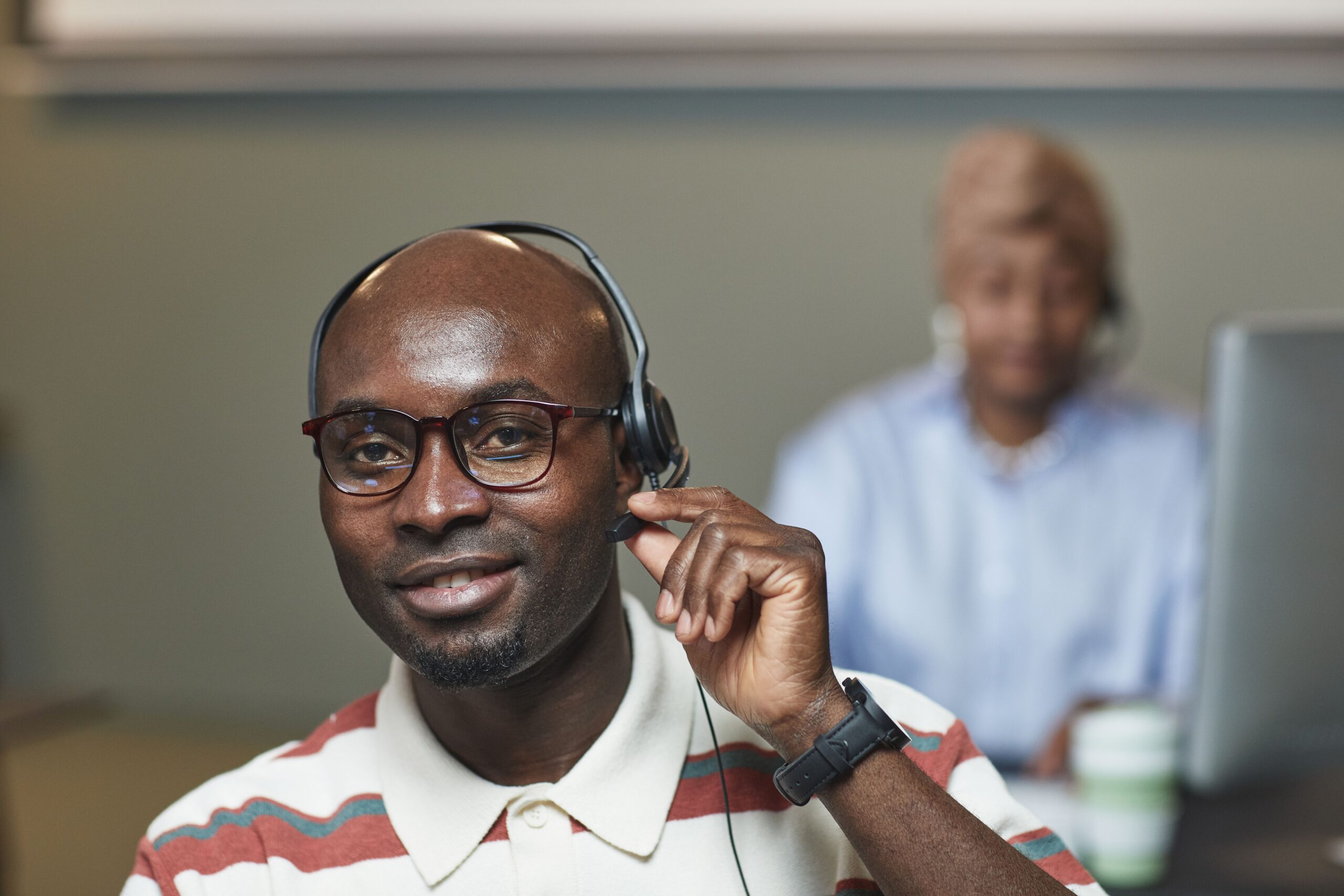 Technicien africain avec casque au centre d'appel telecom 2SGTECH